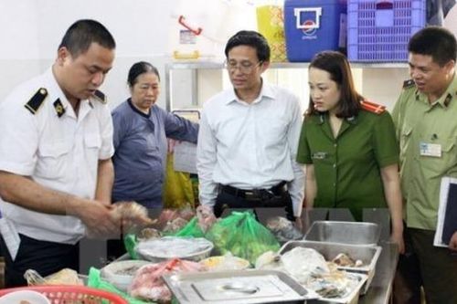 Xử phạt hàng trăm cơ sở sản xuất, kinh doanh thực phẩm dịp Tết