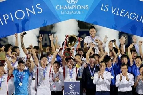 Khi ghi bàn cầu thủ không được ôm đồng đội