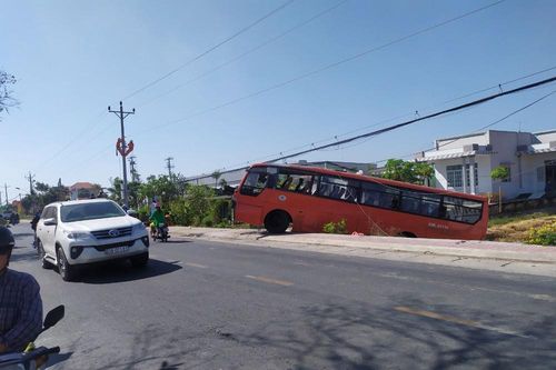 Tiền Giang: Xe chở 25 công nhân tông trụ điện, tài xế tử vong tại chỗ