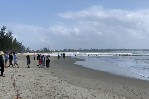 Cứu người đuối nước, bảo vệ nhà hàng mất tích cùng nạn nhân