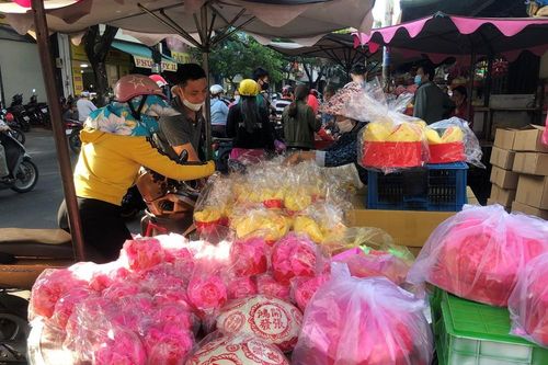 Chen chân mua đồ cúng trước ngày Vía Thần tài
