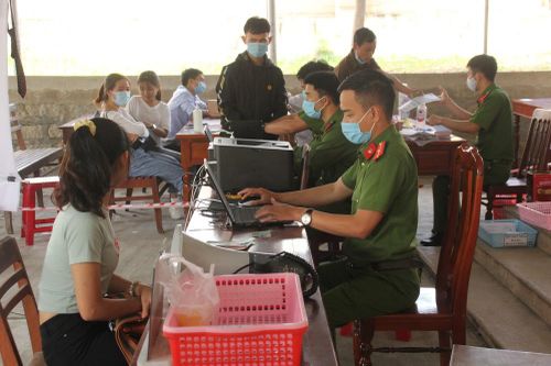 Làm căn cước công dân 'xuyên trưa, xuyên cuối tuần' trước nhu cầu tăng của người dân sau Tết