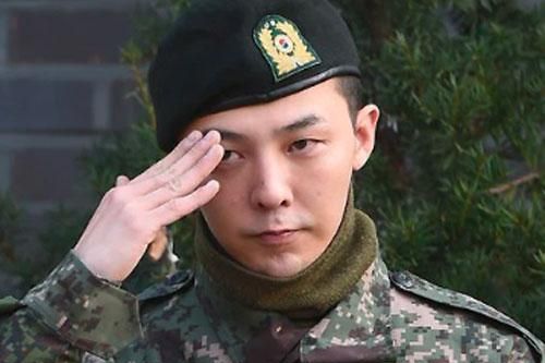 Nhập ngũ cùng đại gia giàu nhất Kpop: Không cần bỏ tiền, xài đồ 'thả ga' vì G-Dragon để thẻ đen sẵn ở quầy hàng tiện lợi