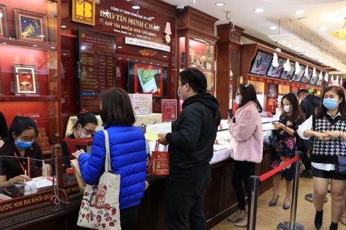 Người Hà Nội xếp hàng mua vàng trước ngày Vía Thần tài, tránh đông người phòng dịch COVID-19