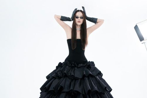 NTK Trần Hùng ra mắt BST tại London Fashion Week, chỉ dùng một người mẫu duy nhất