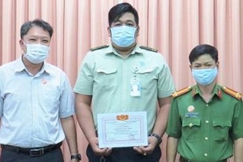 Khen thưởng bảo vệ bệnh viện bắt đối tượng giết, cướp