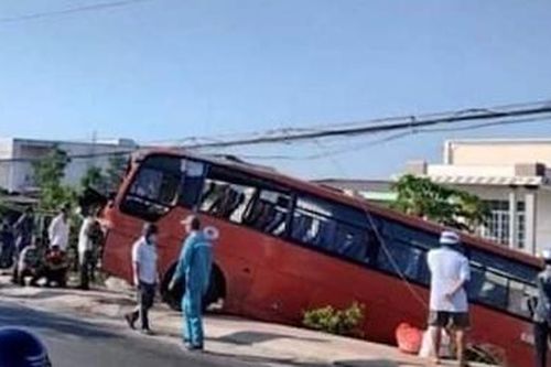 Xe chở công nhân tông vào trụ điện, tài xế tử vong