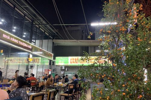 Quán bia ở Hà Nội đông như 'trẩy hội' giữa dịch COVID-19