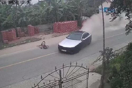 Ô tô tông xe đạp bay vài chục mét, nam sinh thoát chết thần kỳ