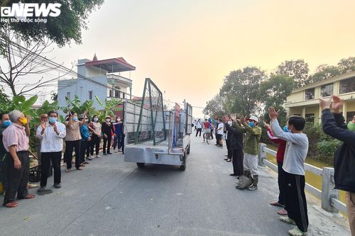 Thôn ở Bắc Ninh được dỡ phong tỏa sau 22 ngày cách ly, dân hò reo vui mừng