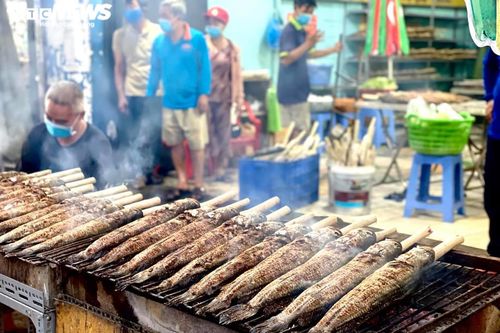 Nướng 2.500 con cá lóc, quán ăn ở Sài Gòn vẫn lo không đủ bán ngày vía Thần Tài