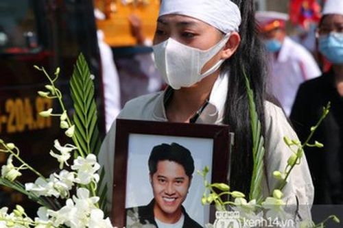 Lễ an táng diễn viên Hải Đăng: Vợ sắp cưới suy sụp ôm di ảnh, người thân khóc nghẹn tiễn đưa