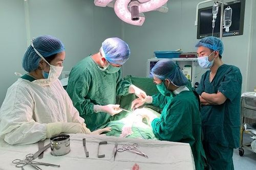 Mổ cấp cứu tháo lồng ruột cho trẻ 8 tháng