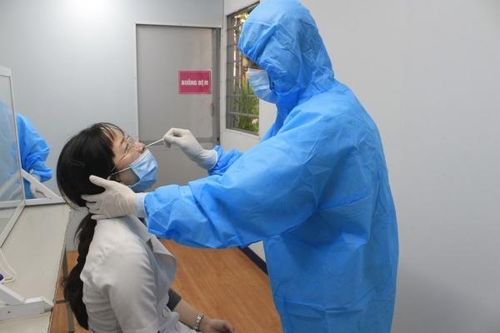 Các bệnh viện đồng loạt xét nghiệm COVID-19 cho nhân viên y tế, người bệnh