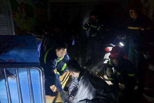 Khám nghiệm hiện trường, điều tra nguyên nhân cháy nhà dân trong đêm
