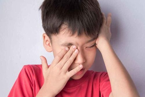 Dấu hiệu cảnh báo trẻ có vấn đề về mắt