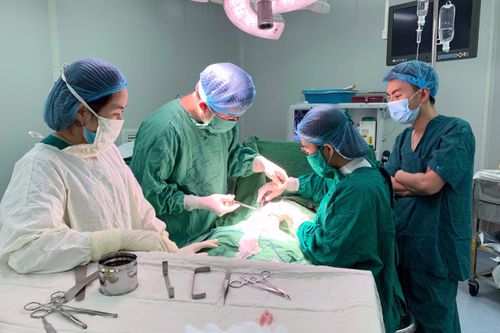 Mổ cấp cứu tháo lồng ruột cho bé trai 8 tháng tuổi