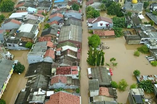 Mưa lũ nhấn chìm nhà cửa ở Jakarta