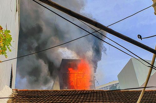 Căn nhà 3 tầng cháy dữ dội ngày vía Thần Tài