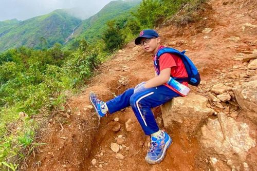 Cậu bé 9 tuổi chinh phục 3 đỉnh núi cao bậc nhất Việt Nam