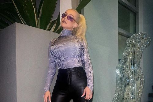 Christina Aguilera dùng túi xách sản xuất từ năm 2004
