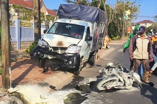 Ôtô tải tông xe máy văng vào trụ điện cháy rụi