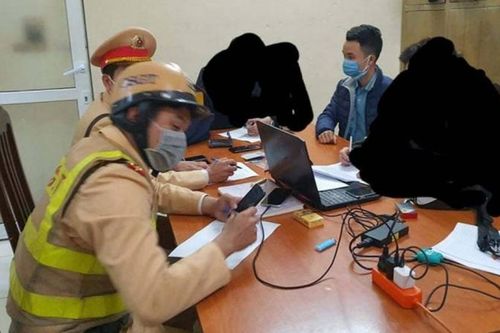 'Nói chuyện với nhau bằng dao' sau va chạm giao thông, 1 người nguy kịch