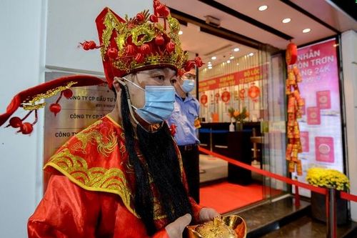 Người dân đeo khẩu trang kín mít đi mua vàng cầu may ngày Vía Thần Tài