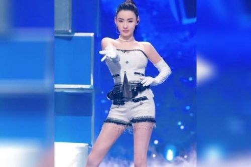 Cư dân mạng chế nhạo những bức ảnh đã qua chỉnh sửa của Trương Bá Chi