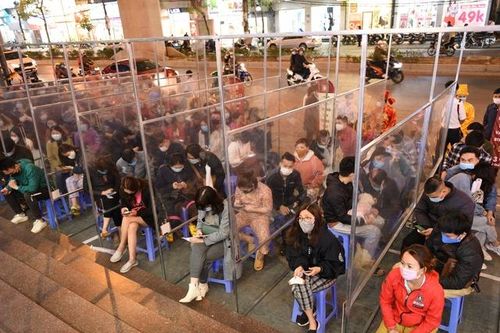 10h đêm ngày vía Thần Tài, khách hàng vẫn xếp hàng chờ mua vàng
