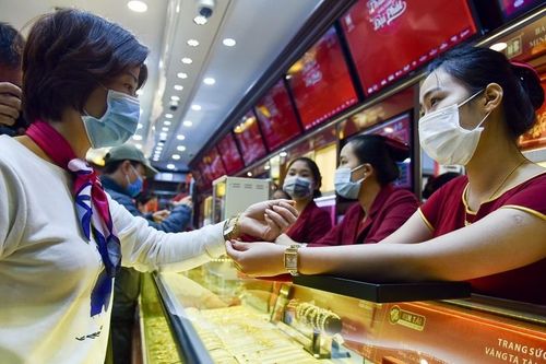 Ngày vía Thần Tài 2021: Người dân không còn chen chân mua vàng tại các cửa hàng