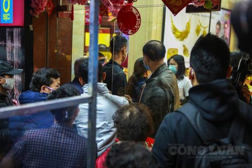 Hà Nội: Gần trưa, lượng người mua vàng ngày vía Thần Tài vẫn đông nhưng giá vàng khá ổn định