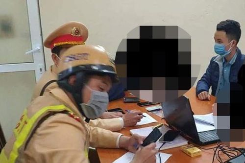 Người đàn ông bị nhân viên xe buýt đâm gục sau va chạm giao thông