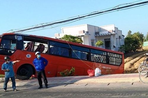 Tin giao thông đến sáng 21/2: Va chạm với ô tô hai người phụ nữ tử vong