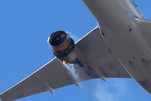 Kinh hoàng nhìn cảnh máy bay Boeing 777-200 mất gần hết vỏ động cơ vẫn hạ cánh an toàn