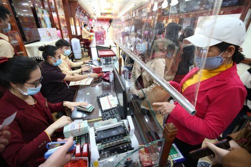 Xếp hàng theo vách ngăn từ mờ sáng, mua vàng 'thần tốc' trên mạng ngày vía Thần tài