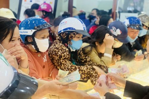 Người Hà Tĩnh, Cần Thơ đổ xô mua vàng ngày Vía Thần Tài