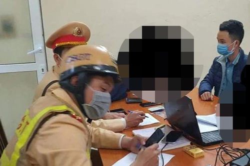 Nhân viên xe buýt đâm gục người đàn ông sau va chạm xe máy