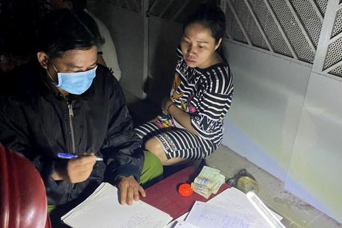 Lính cứu hỏa trao trả 40 triệu đồng cùng nhẫn vàng cho gia đình bị cháy nhà ngày thần Tài