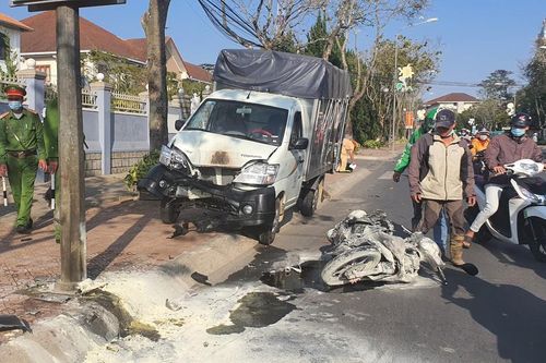 Đà Lạt: Xe tải tông xe máy văng vào trụ điện cháy rụi
