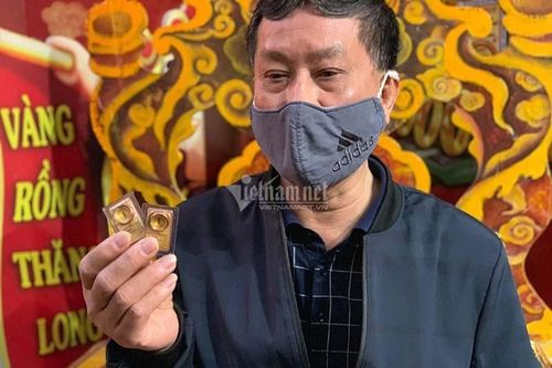 Người đàn ông 10 năm liền xếp hàng từ 3h sáng mua vàng ngày vía Thần Tài