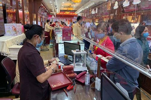 Ngược đời ngày Thần Tài: Xách túi vàng đi bán, ôm bao tải tiền tỷ về nhà
