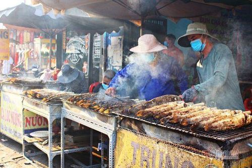 Xuyên đêm nướng cá lóc, thu cả trăm triệu đồng ngày vía Thần Tài