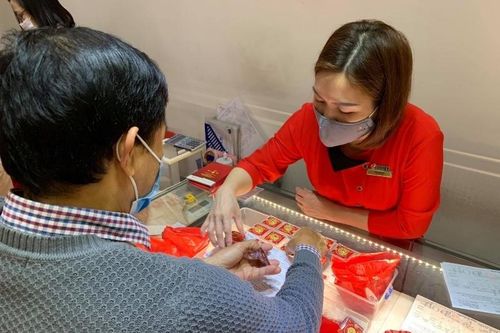 2021, mua vàng kiểu chưa từng có: Chị công sở xuất tiền gom 10 lượng