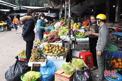 Thị trường sau tết, rau xanh, hải sản không bị 'đội' giá