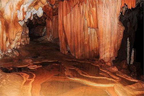 Hang địa ngục với những bộ xương phát sáng