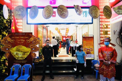 Vắng vẻ khác lạ ngày vía Thần Tài thời Covid