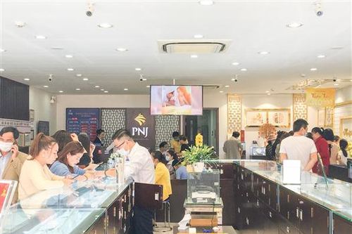Ngày Vía Thần Tài: Tiệm vàng truyền thống giảm mạnh khách nhưng cửa hàng trang sức hiện đại lại đông người đến mua sắm