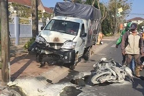 Ôtô tông xe máy bốc cháy ngùn ngụt giữa phố