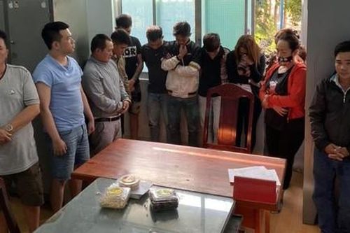 Cảnh sát hình sự như đặc công vượt tường 4 mét đánh úp sòng bạc giữa đêm